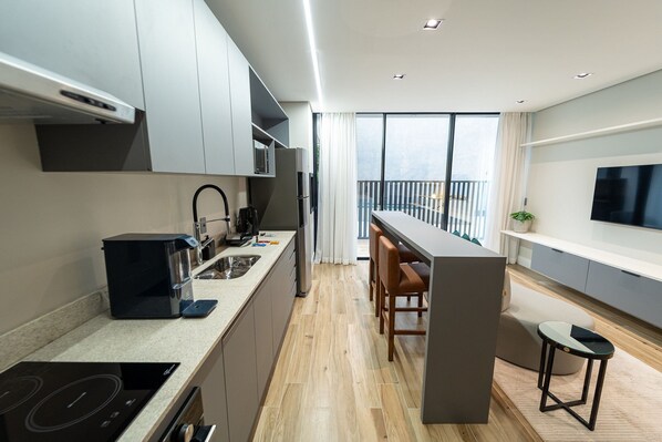 Apartemen Desain | Dapur pribadi | Lemari es, microwave, dan peralatan masak/sendok-piring