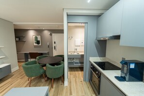Apartemen Desain | Dapur pribadi | Lemari es, microwave, dan peralatan masak/sendok-piring
