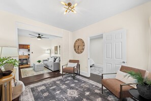 Smart TV - Charming 1-bedroom house with WiFi, AC in peaceful Cleveland 3215 (Cleveland)