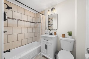 Hair dryer, towels, soap, shampoo - Charming 1-bedroom house with WiFi, AC in peaceful Cleveland 3215 (Cleveland)