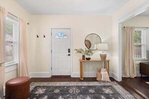 Interior - Charming 1-bedroom house with WiFi, AC in peaceful Cleveland 3215 (Cleveland)