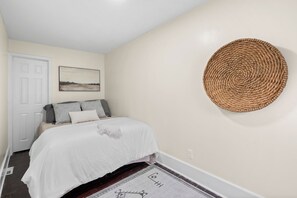 1 bedroom, iron/ironing board, WiFi, bed sheets - Charming 1-bedroom house with WiFi, AC in peaceful Cleveland 3215 (Cleveland)
