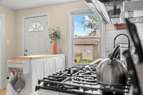 Private kitchen - Charming 1-bedroom house with WiFi, AC in peaceful Cleveland 3215 (Cleveland)
