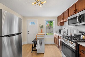 Private kitchen - Charming 1-bedroom house with WiFi, AC in peaceful Cleveland 3215 (Cleveland)