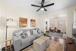 Smart TV - Charming 1-bedroom house with WiFi, AC in peaceful Cleveland 3215 (Cleveland)