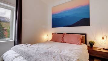 2 bedrooms, iron/ironing board, free WiFi, bed sheets