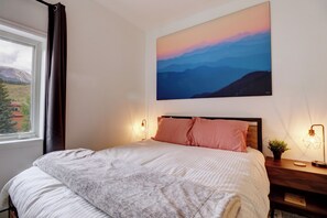 2 bedrooms, iron/ironing board, free WiFi, bed sheets - Fully Remodeled Mountain Condo, Silverthorne, A1 Brian (Silverthorne)