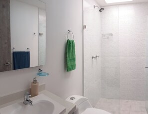 Toallas, jabón, papel de baño 