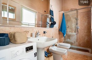 Secador de cabelo, toalhas de banho, sabonete, papel higiênico
