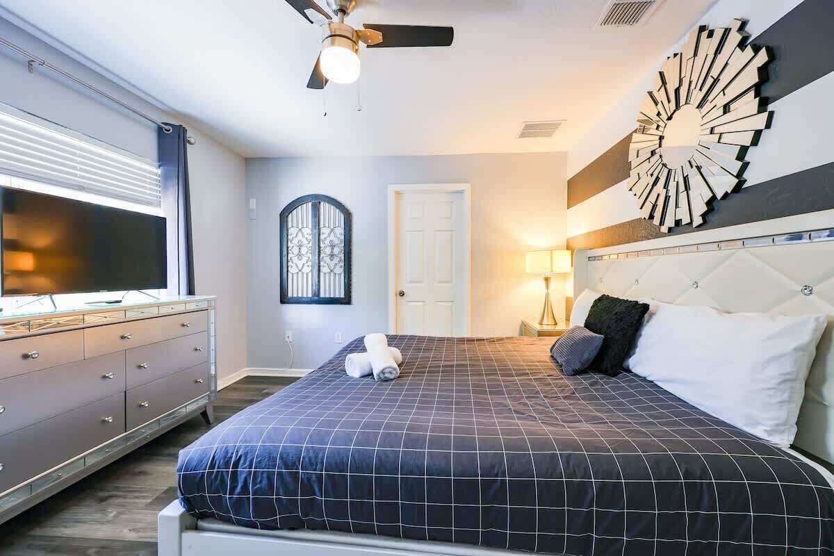 6 bedrooms, iron/ironing board, free WiFi, bed sheets