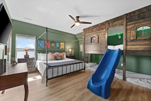 9 chambres, bureau, fer et planche à repasser, lit de bébé portatif