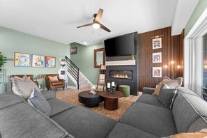 Smart TV, chimenea, videojuegos y tenis de mesa