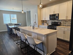 Microwave, oven, stovetop, dishwasher - Spacious 4-bedroom house in delightful Castle Rock with WiFi (Castle Rock)