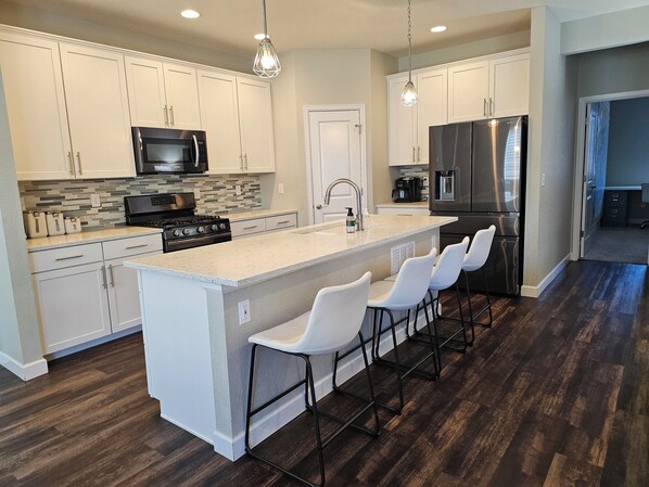 Microwave, oven, stovetop, dishwasher - Spacious 4-bedroom house in delightful Castle Rock with WiFi (Castle Rock)