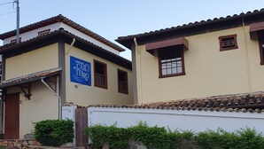 A building with a sign reading "Pouso do Cardeiro." - Pouso do Carteiro (Tiradentes)