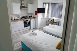 1 bedroom, iron/ironing board, WiFi, bed sheets - Central twin bed flat (Cardiff)