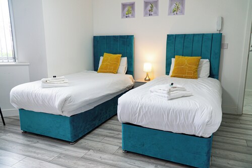 Central twin bed flat
