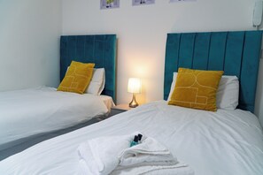 1 dormitorio, tabla de planchar con plancha, wifi y ropa de cama