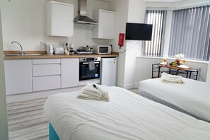 1 dormitorio, tabla de planchar con plancha, wifi y ropa de cama