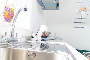 Fridge, microwave, oven, stovetop - Central twin bed apartment (Cardiff)