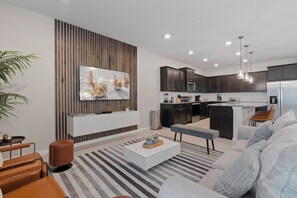 TV, fireplace, video games - Brand 10 Spacious Beds At Windsor Island (Davenport)