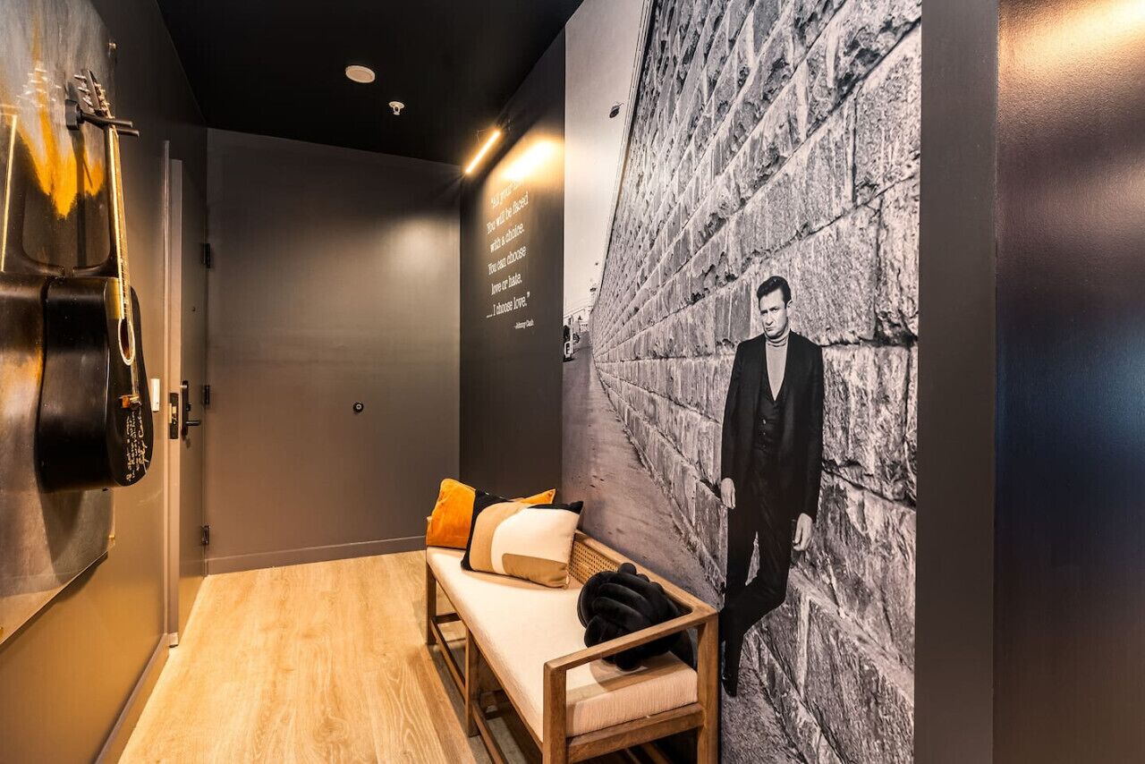 Ein Zimmer mit einer Bank, einer Wandskulptur und einer strukturierten Wand.