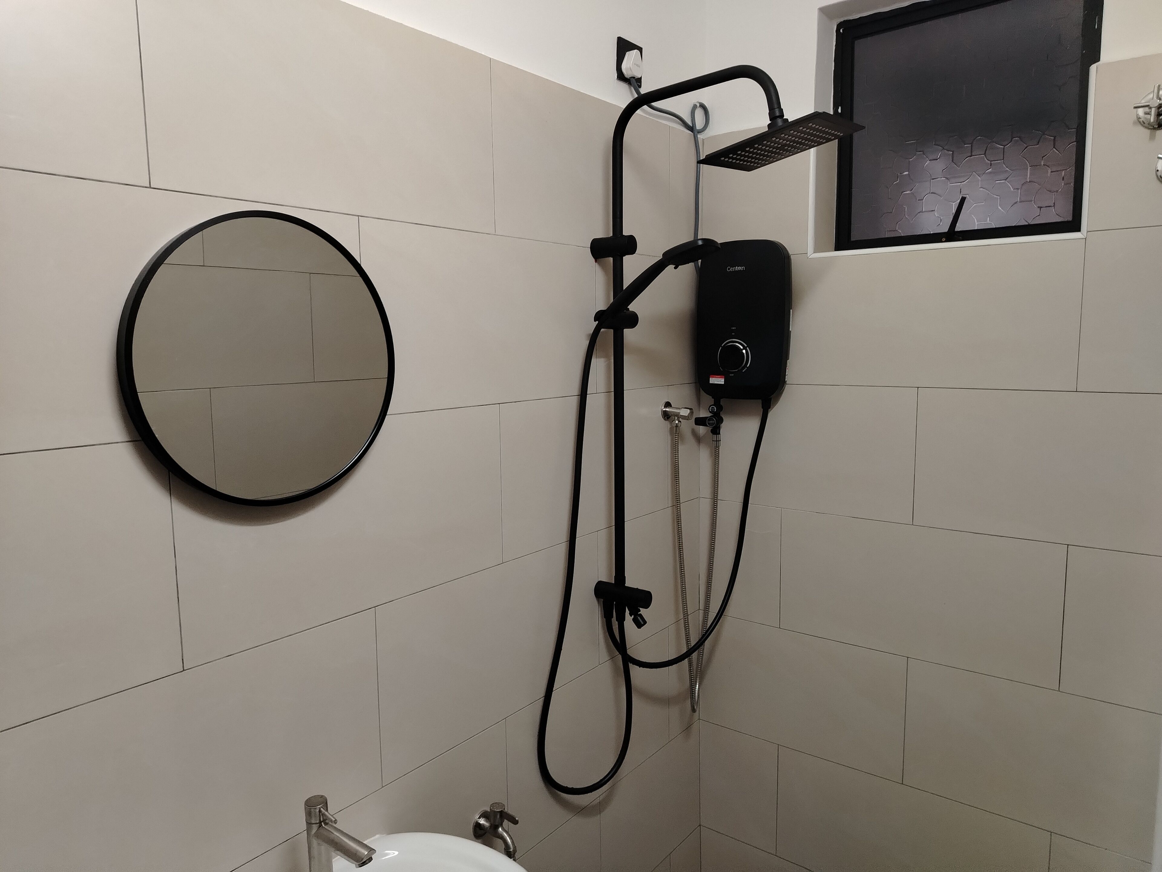 Bruser, hårtørrer, bidet, håndklæder