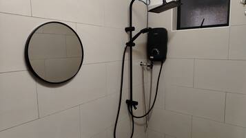 Bruser, hårtørrer, bidet, håndklæder