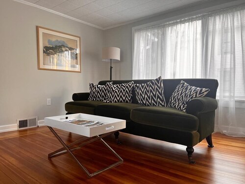 Paul's Cottage, A Charming Retreat in Saratoga Springs.