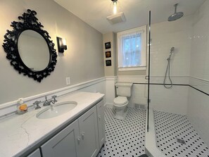 Een douche, een haardroger, handdoeken, zeep