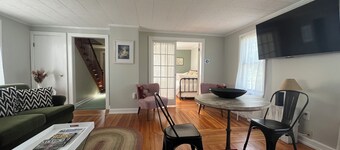 Paul's Cottage, Saratoga Springs, 4 min walk to Saratoga Race Course