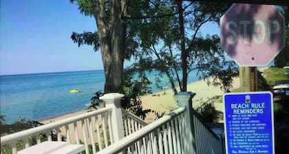 Charming 3-bedroom house with WiFi, AC in New Buffalo with a 20x40 INDOOR POOL