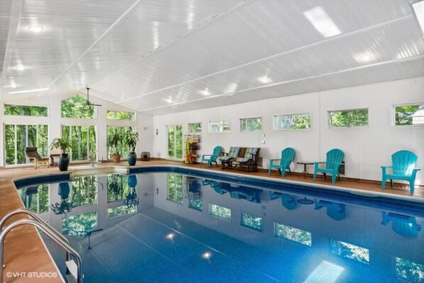 Una piscina cubierta, una piscina climatizada