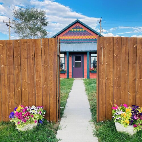 Walden’s Gingerbread House - A Basecamp for Groups, Fenced Yard, Pet Friendly
