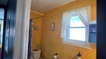 Secador de cabelo, toalhas de banho, sabonete, shampoo