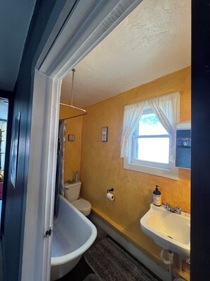 Hiustenkuivaaja, pyyhkeet, saippua, sampoo