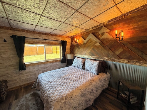 Walden’s Gingerbread House - A Basecamp for Groups, Fenced Yard, Pet Friendly