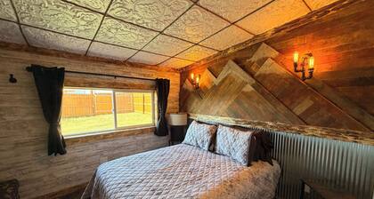 Walden’s Gingerbread House - A Basecamp for Groups, Fenced Yard, Pet Friendly