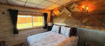 Walden’s Gingerbread House - A Basecamp for Groups, Fenced Yard, Pet Friendly