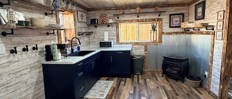 雪櫃、微波爐、焗爐、爐具