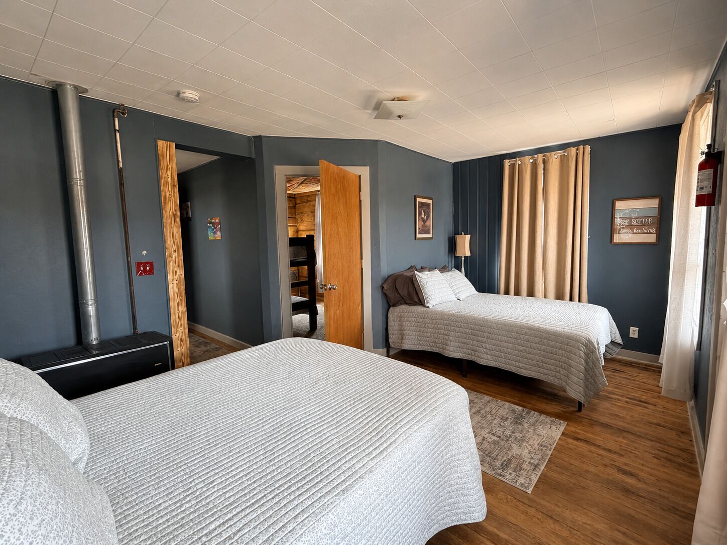 4 bedrooms, WiFi (free), bed sheets
