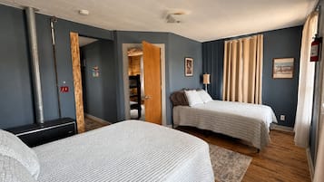 4 bedrooms, WiFi (free), bed sheets