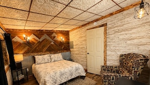 4 bedrooms, free WiFi, bed sheets - Gingerbread Retreat/Renovated Vintage Home, Fenced Yard, Pet Friendly, Sleeps 10 (Walden)