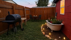 Outdoor dining - Gingerbread Retreat/Renovated Vintage Home, Fenced Yard, Pet Friendly, Sleeps 10 (Walden)