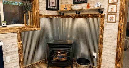 Gingerbread Retreat/Renovated Vintage Home, Fenced yard, Pet Friendly, Sleeps 10