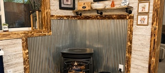 Gingerbread Retreat/Renovated Vintage Home, Fenced Yard, Pet Friendly, Sleeps 10