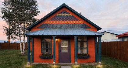 Gingerbread Retreat/Renovated Vintage Home, Fenced Yard, Pet Friendly, Sleeps 10