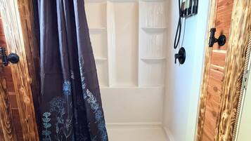Secadora de cabello, toallas, jabón, shampoo