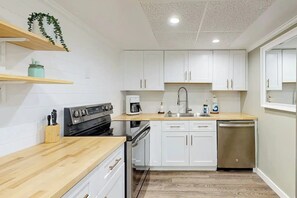 Réfrigérateur, four à micro-ondes, un four, surface de cuisson