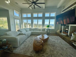 تلفزيون ذكي، مدفأة، ألعاب فيديو، كرة قدم الطاولة